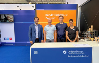 Geschäftsführer Florian Schöll (li.) und Ausbildungsmeister Jan Paulus (2.v.re.) mit ihrem Team am Stand der Handwerkskammer. Foto: HWK