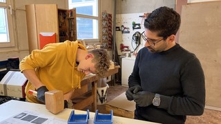 Azubi Paul und Wirtschaftsminister Kaweh Mansoori bei der Arbeit an einem Kleiderschrank. Fotos: HWK