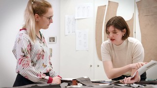 Renate und Franziska, Jungmeisterinnen 2020 und heute selbstständige Maßschneiderinnen. Foto: HWK